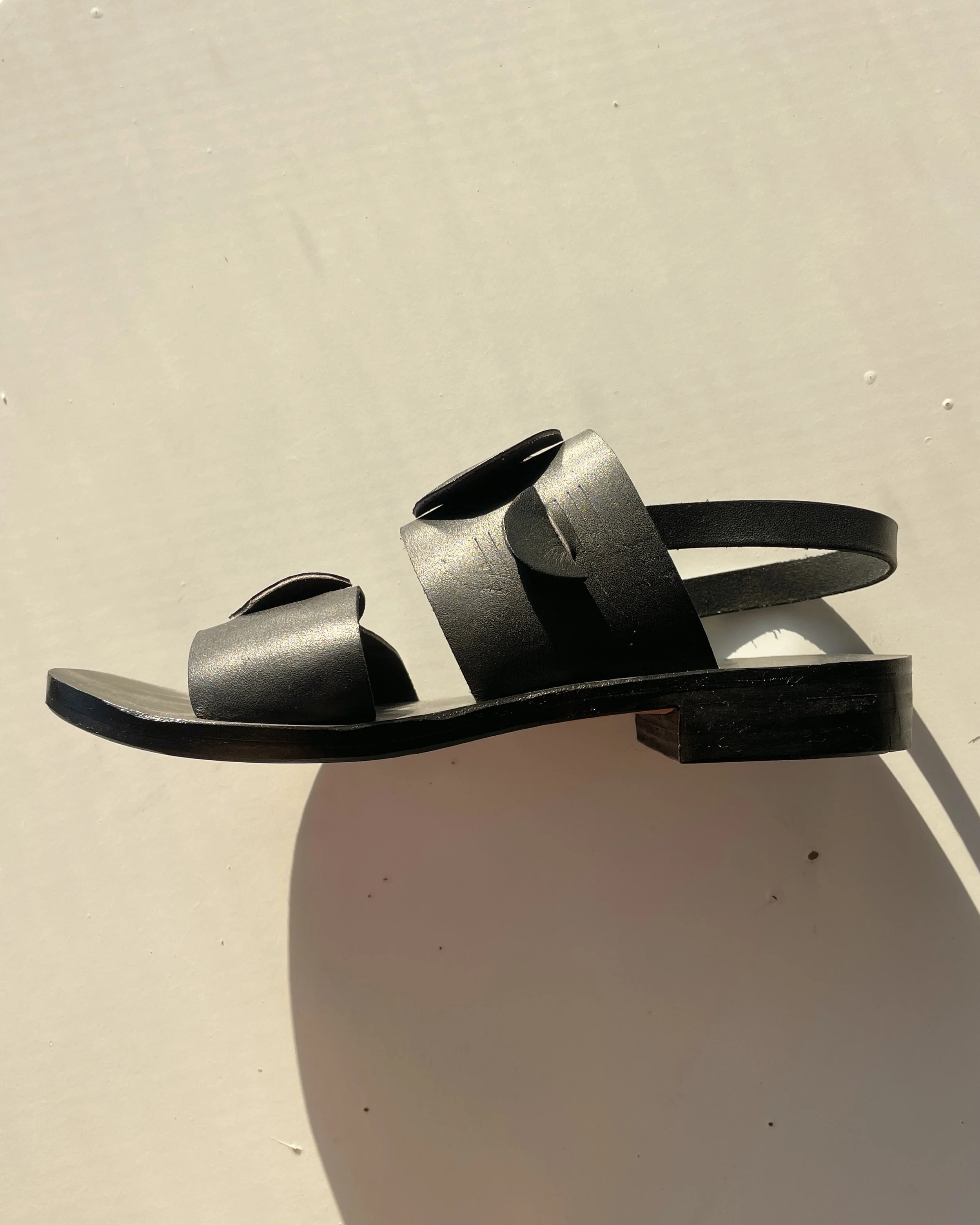 BLACK FOLD SANDALS - LOW HEEL - SIZE 8.5 — Rachel Sees Snail Shoes